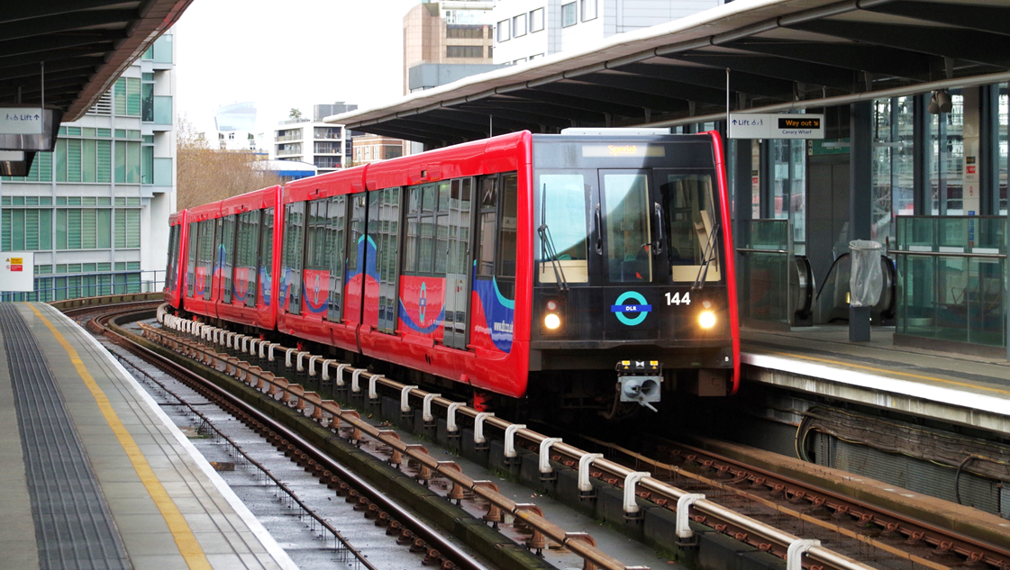 建立城市铁路：30年的DLR